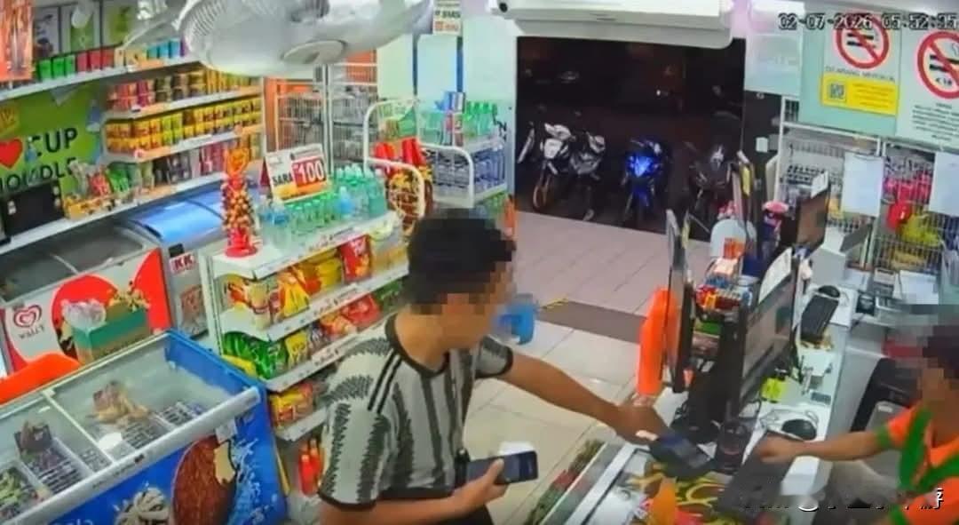 马来西亚一名男子，被揭捡他人的钱包，并涉嫌盗刷钱包内的银行扣账卡，事件曝光后引发