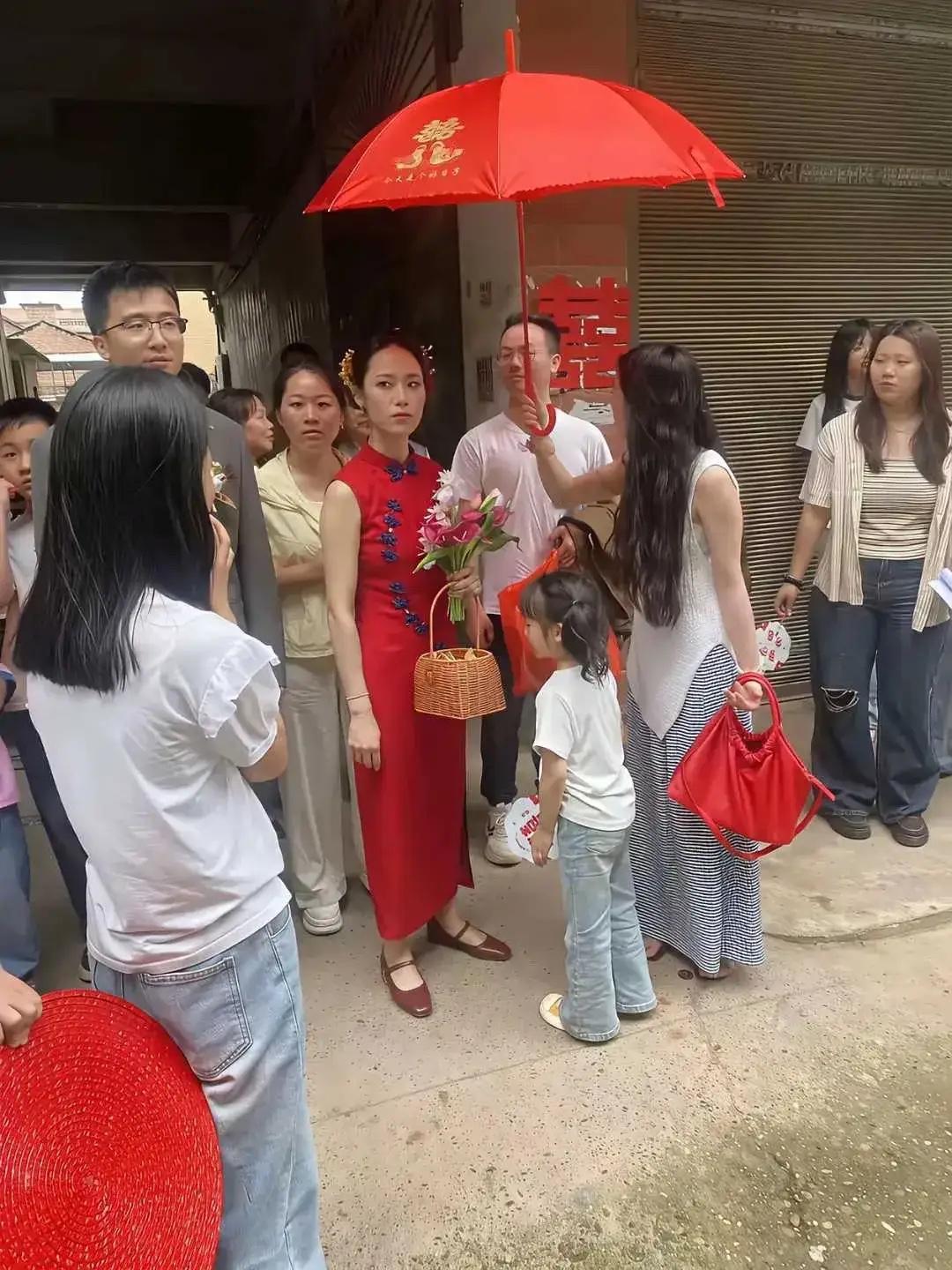 这个新娘的眼神有点怕