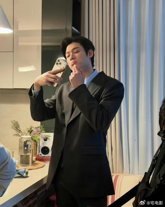 好久没见到这么周正的韩国男演员了金允植的长相太戳人，柔和清秀的五官搭配清冷内敛气