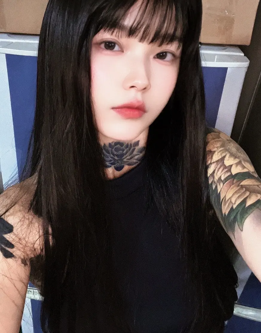 谁