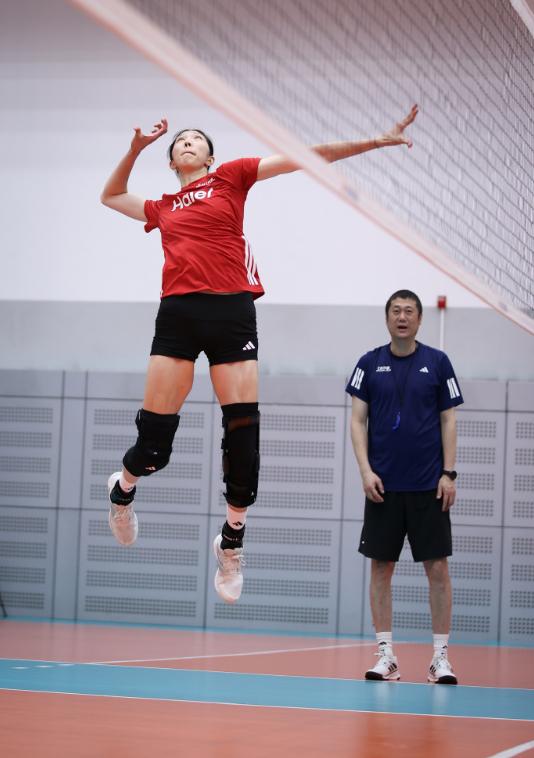 吴梦洁能跳这么高扣球了，中国女排亚锦赛稳了。
从来没有哪一年的女排亚锦赛这么让人
