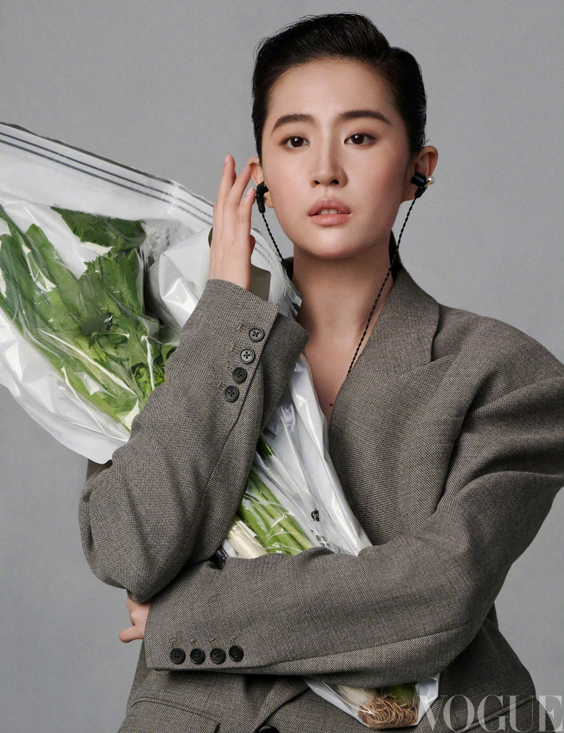 投稿：刘亦菲 × VOGUE 九月刊封面#刘亦菲VOGUE金九封面来了# ​​​