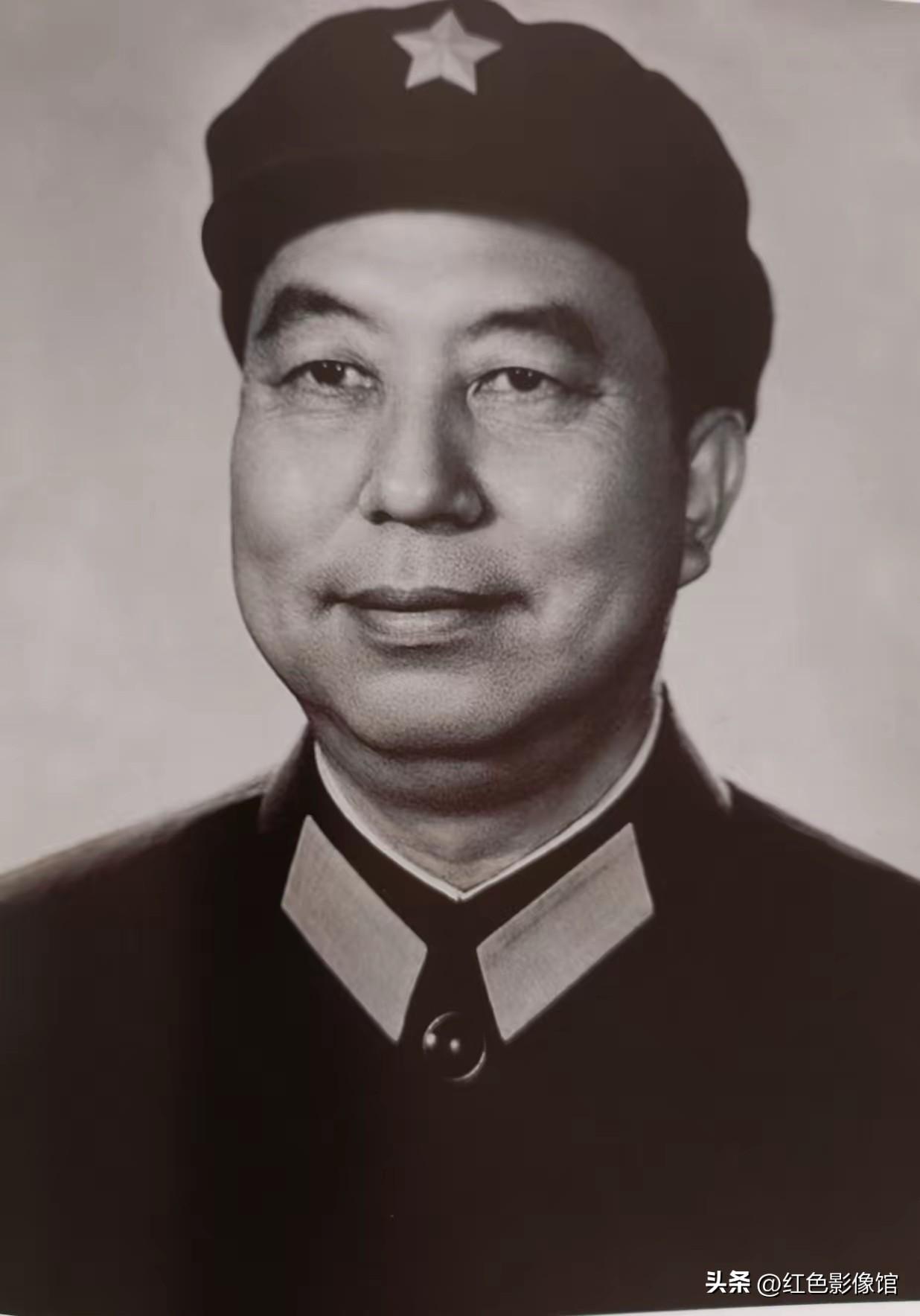 华主席为人民军队的建设和国防科技发展作出了重大贡献！[赞]