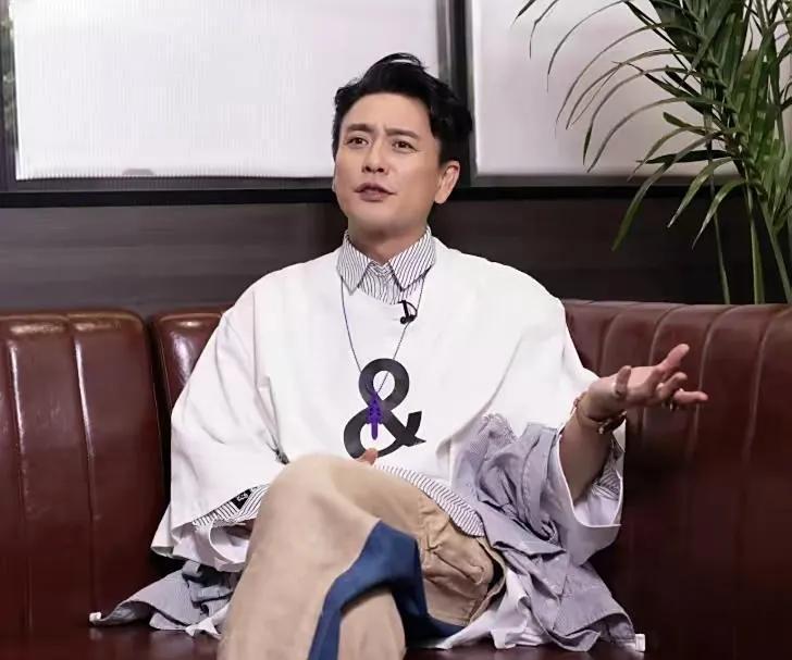 黄宗泽不结婚，当妈的背了黑锅。
41岁的黄宗泽，前女友胡杏儿都结婚生好几个孩子了