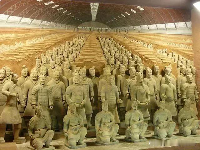 你能想象吗？秦始皇的兵马俑坑，这个沉睡千年的历史遗迹，如今竟成了西安旅游的吸金王
