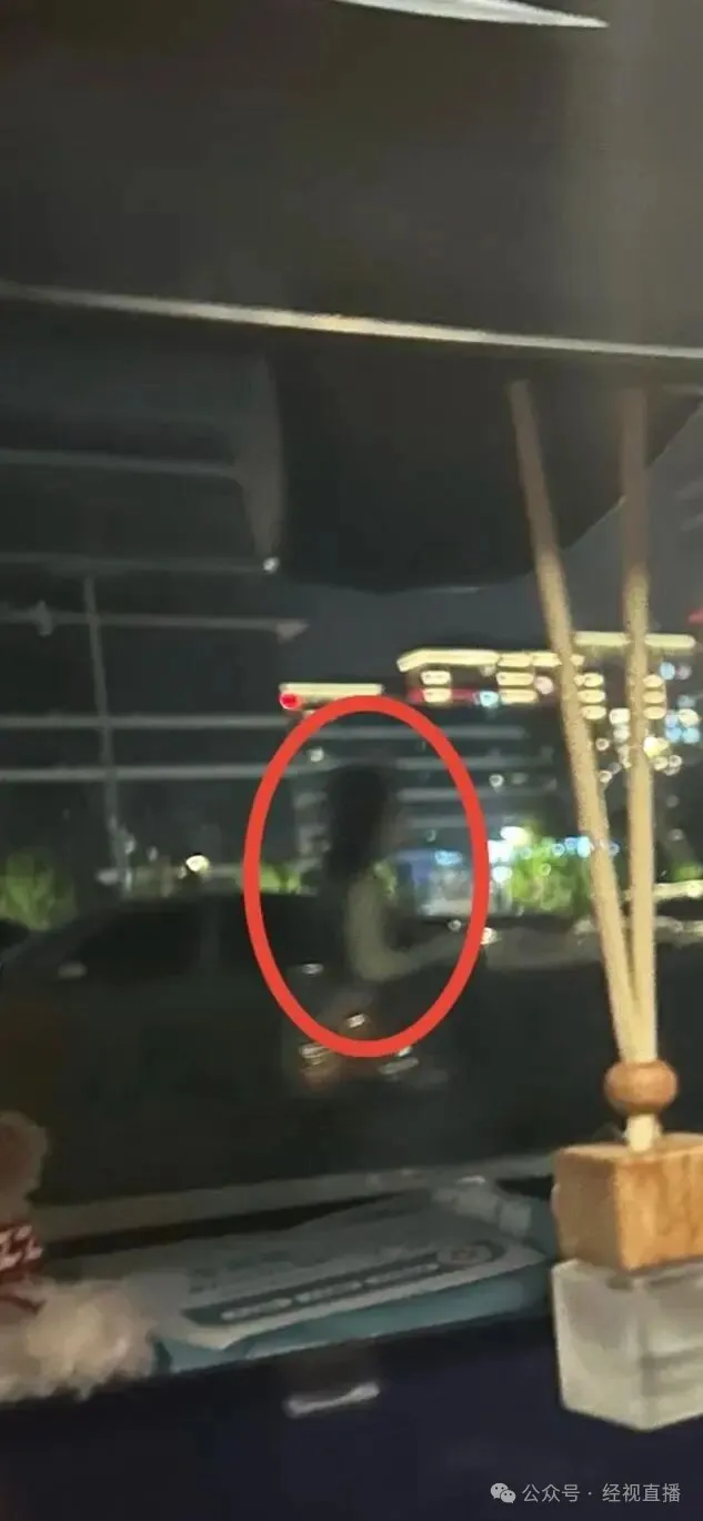 男子更衣室穿内裤被误入女子看见，当事人：希望对方说一句“对不