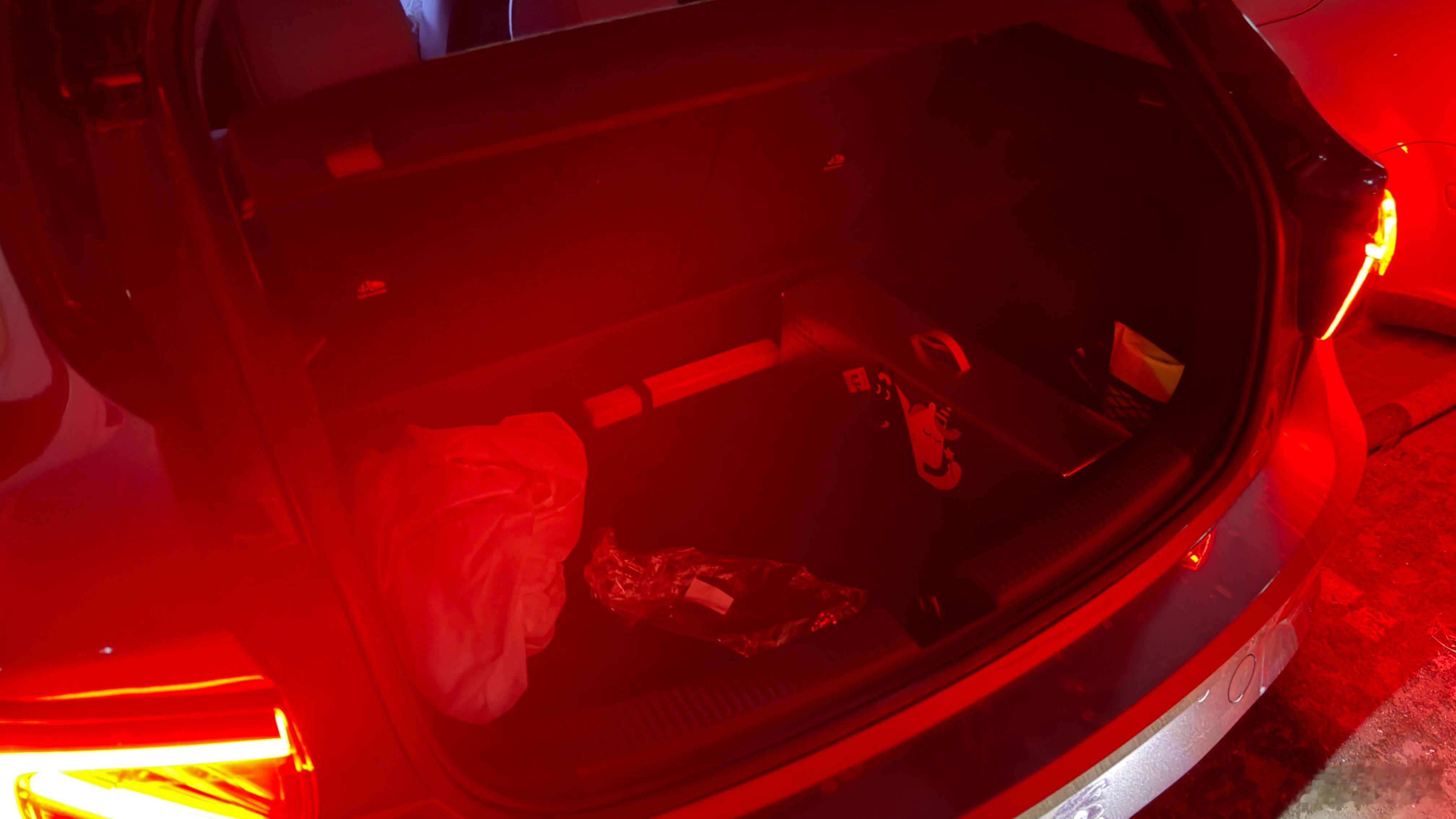 mg4  MG4后备厢里一个灯都没有，差评！这是用夜景模式拍的为了展示里面没有灯