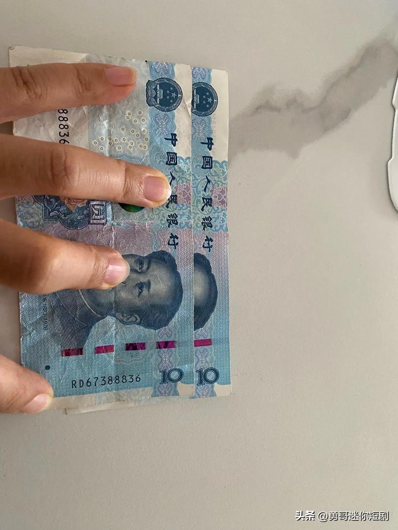 事件回顾
贵州黔西南一面包摊主在校门口忙时，收下学生折好的"10元"，收摊才发现