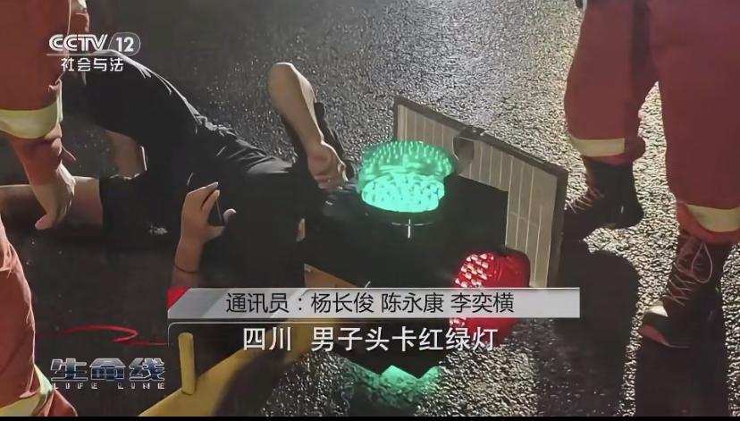 在成都街头，一名小伙边骑电动车边刷手机，结果一头撞上路边的红绿灯柱。更离谱的是，