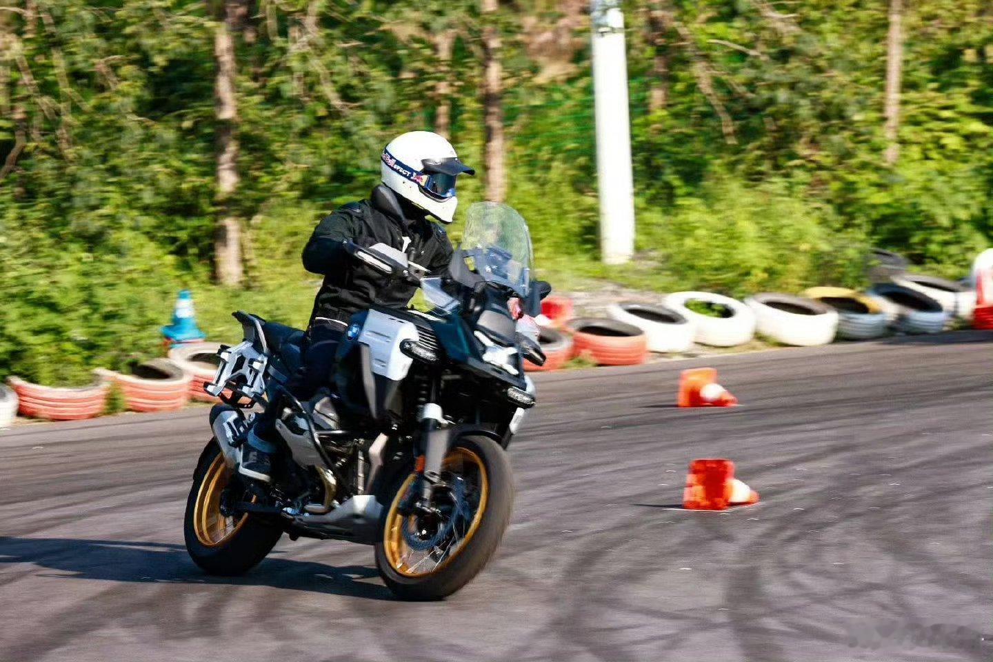 全新宝马水鸟adv售价公布宝马摩托的顶级ADV——全新BMW R 1300 GS
