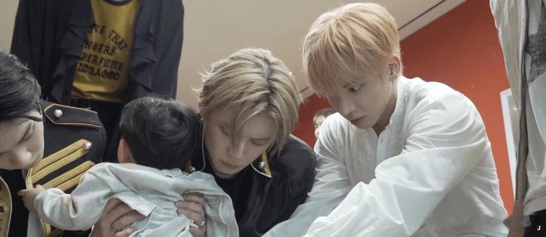 打歌之余给小孩换尿布的男团 