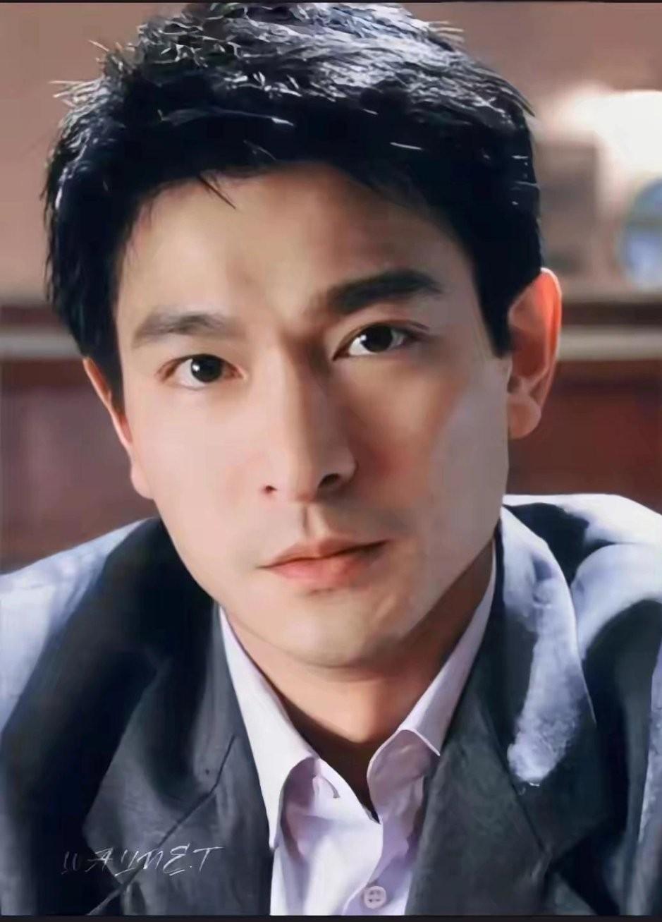 网上刷到一张刘德华当年参加无线训练班的图片，看上去一点也不帅，那个脸帅根本与脸不