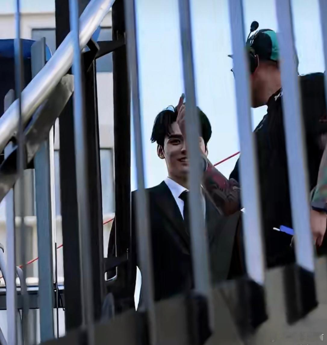 龚俊《地球超新鲜》新西兰蹦极路透，疑似特工在执行任务！ 