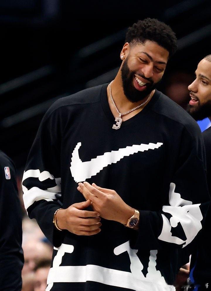 浓眉计划于周三参加训练，力争自10月29日以来首次重返赛场。达拉斯独行侠将于周六