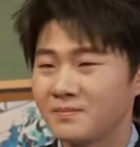 双高胎 哎，突然又看见俩人家里的小黄沙发，又想起来俩人养猫，才想起来盖在沙发上的