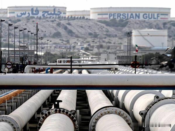 如果袭击这里？
伊朗的哈尔克岛是伊朗出口石油的核心枢纽和港口，至少有五条海底石油