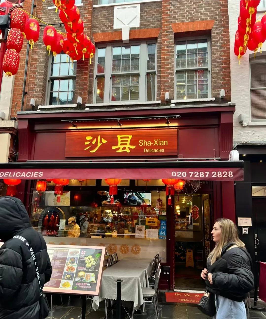 沙县小吃在英国卖出了天价：
一笼饺子（8个）9.8镑，平均1镑一个；
上海鸡肉小