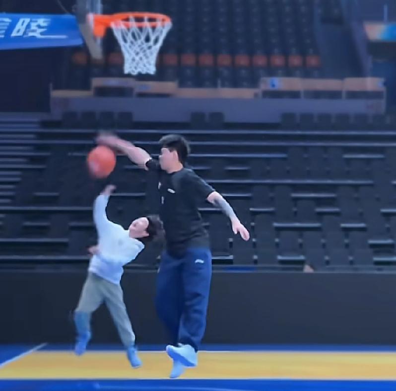 赵睿大帽小周琦，小男孩喊徐杰“爸爸”，开玩笑一定要明确底线


年龄大的人才喜欢