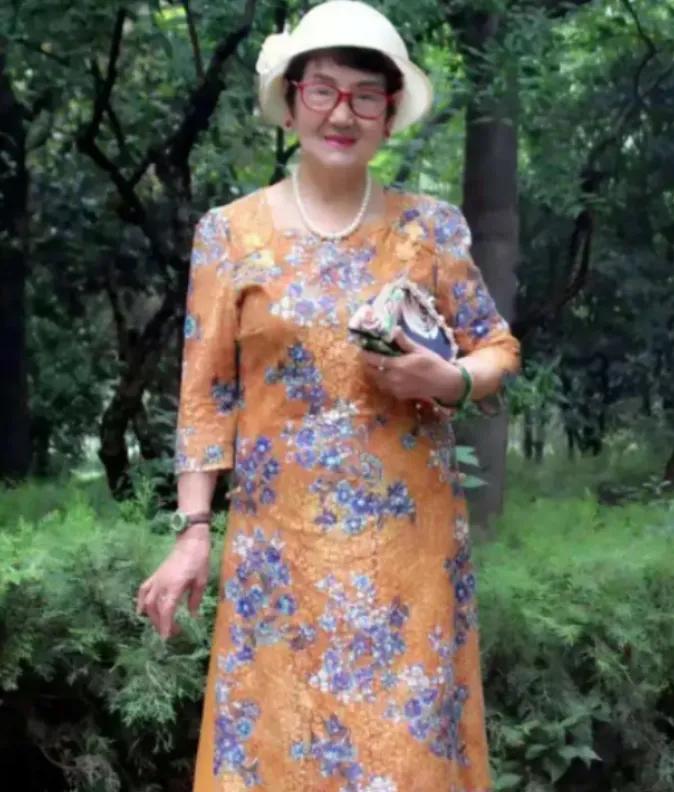 1986年，53岁的"上海女首富"吴胜明因走私被判处死缓，入狱后，她的丈夫带着保