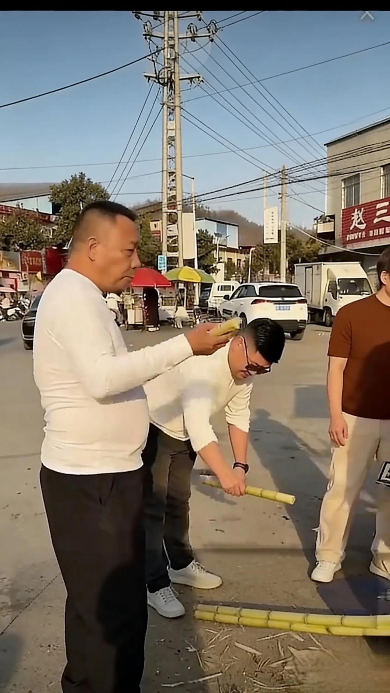 身价百亿的胖东来董事长，春节却在路边卖甘蔗，图啥？
 你敢信吗？2026年春节期