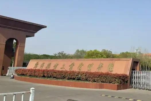 马路上没有观众席，站在旁边看的每一个人，其实都是这出悲剧的共谋。

2026年5