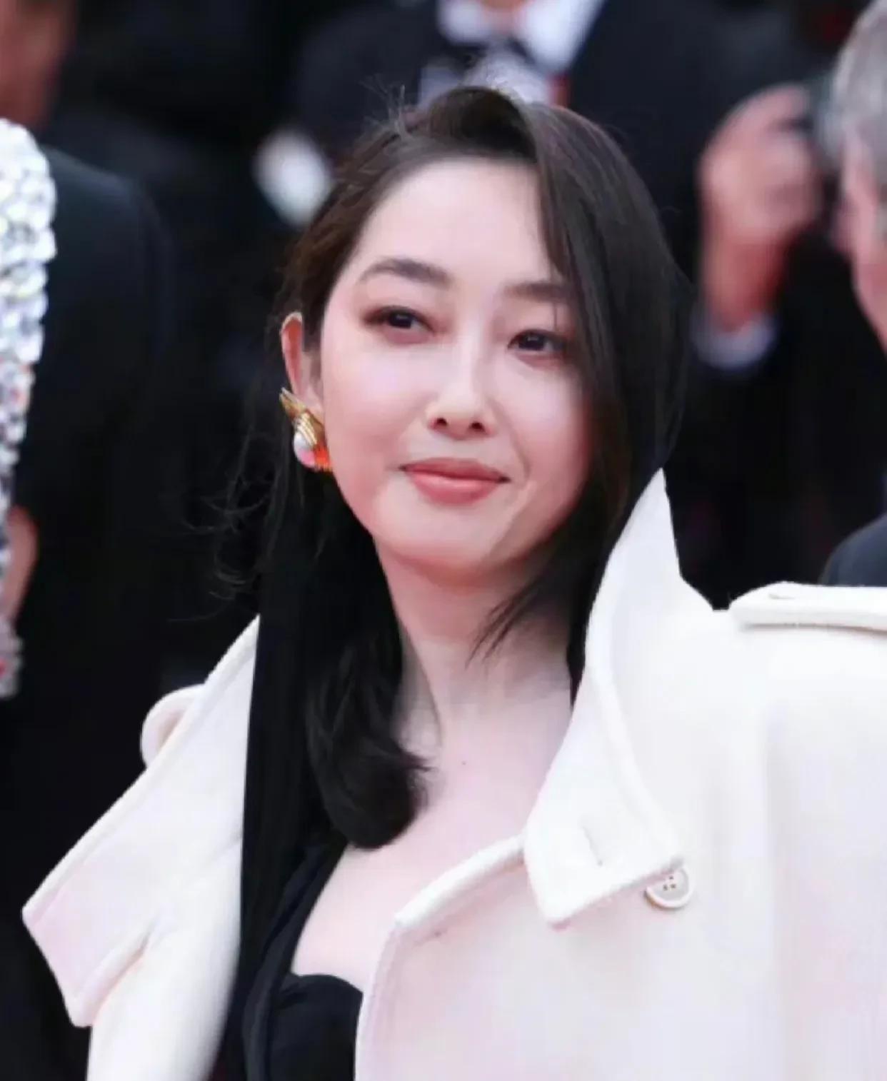 蒋梦婕，丢脸丢到国外去了！

5月17日，许久没有消息的女明星蒋梦婕，突然冲上了