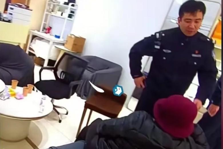 历尽人世沧桑，年近70的沪上阿姨还在相信爱情。可惜她没有遇到“白马王子”，而是江