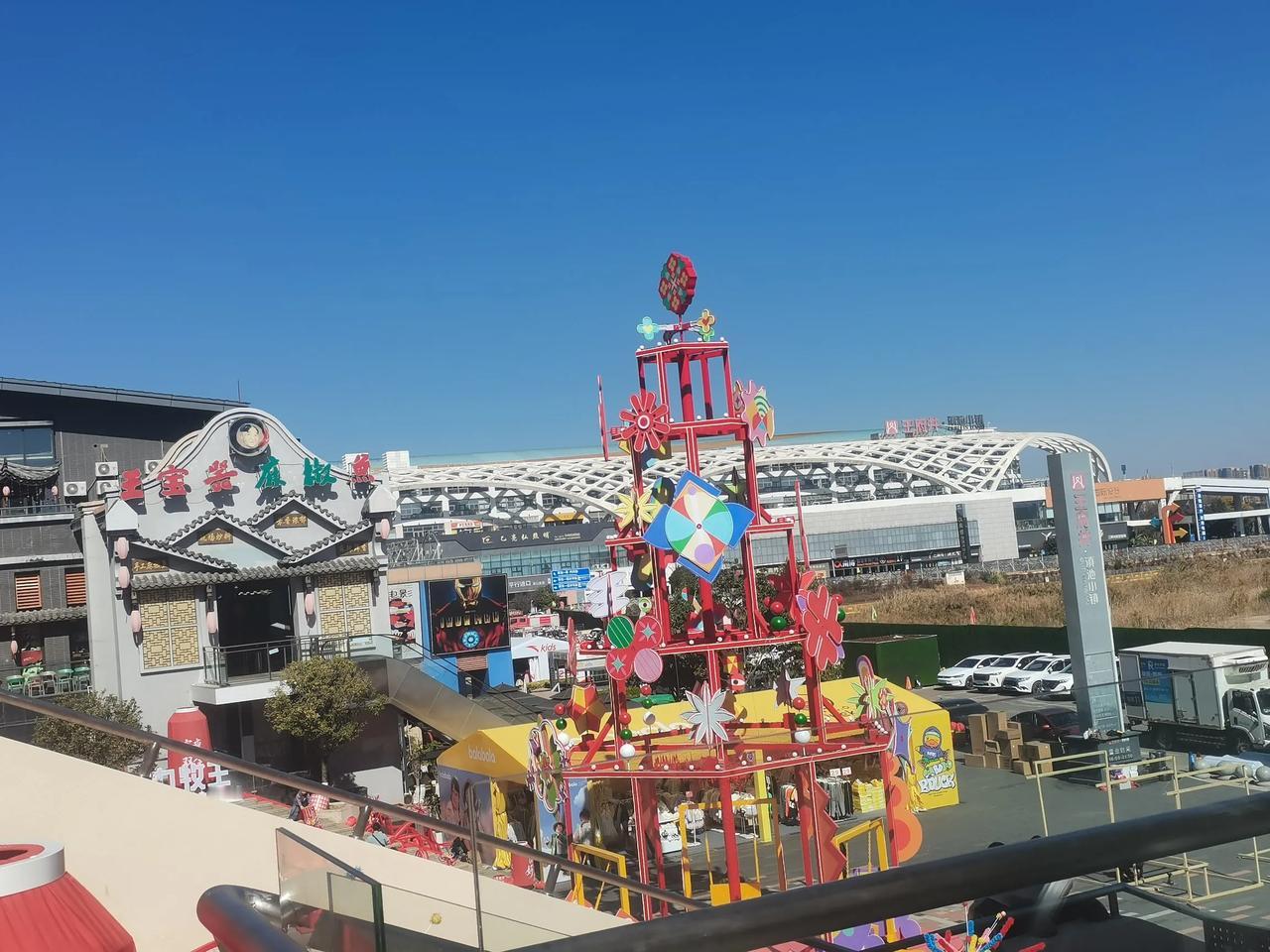 昆明王府井奥特莱斯小镇的运营管理模式还是值得肯定的，时隔多年再次来到这里，里面的