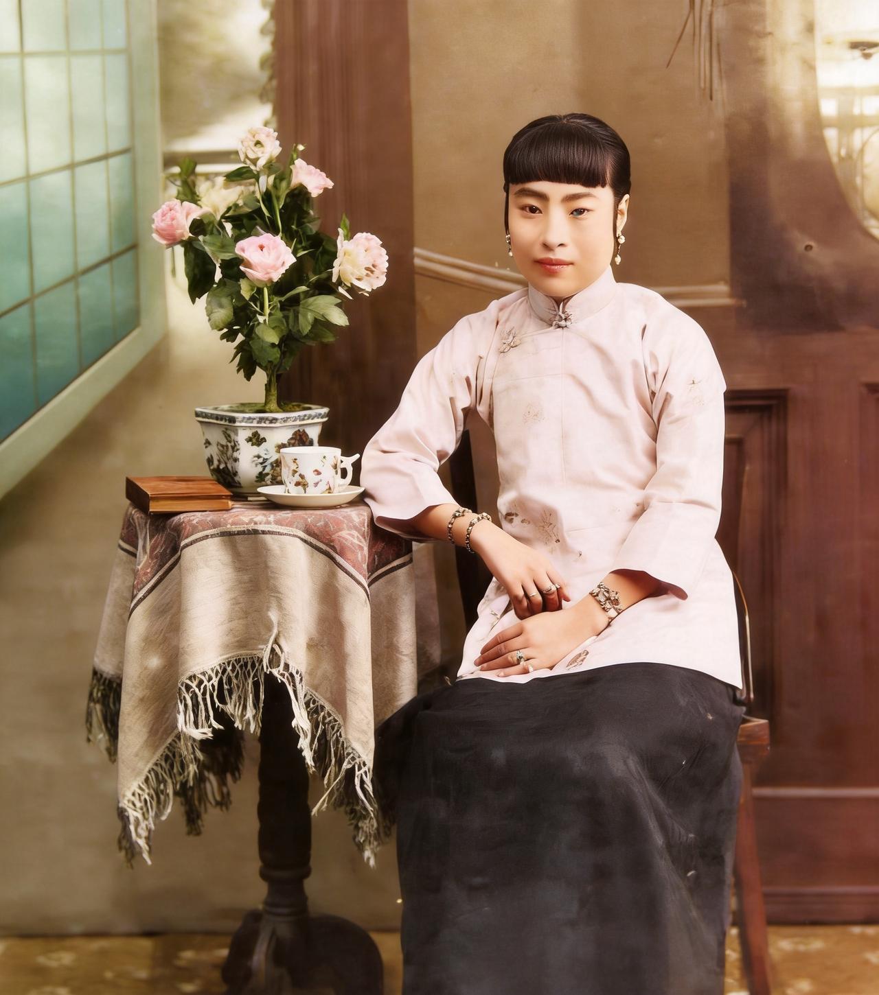 这是民国初年戏曲舞台上色艺双绝的传奇人物刘喜奎。北洋时期的袁世凯、黎元洪、冯国璋