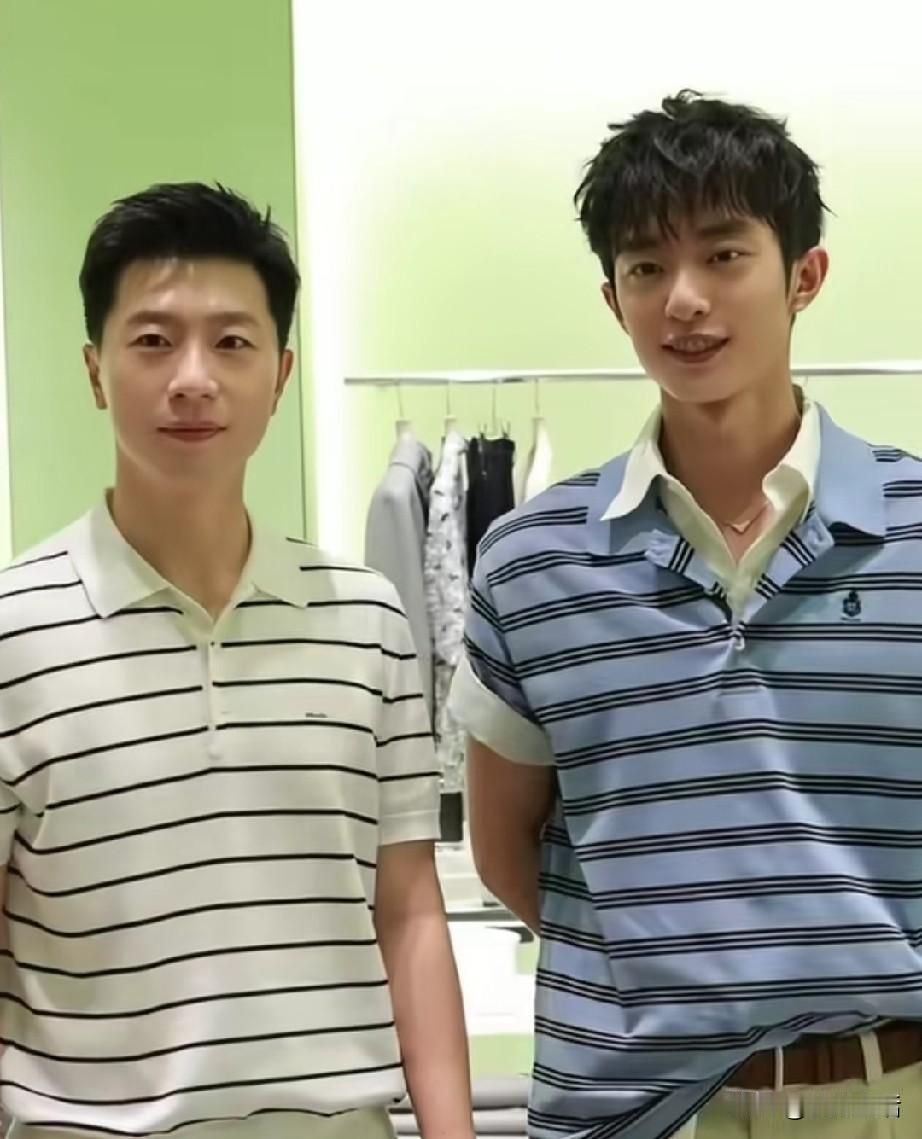 网友：我的天呐，马龙这哪像37岁的，太年轻了吧！

马龙现身“深圳湾”参加活动，