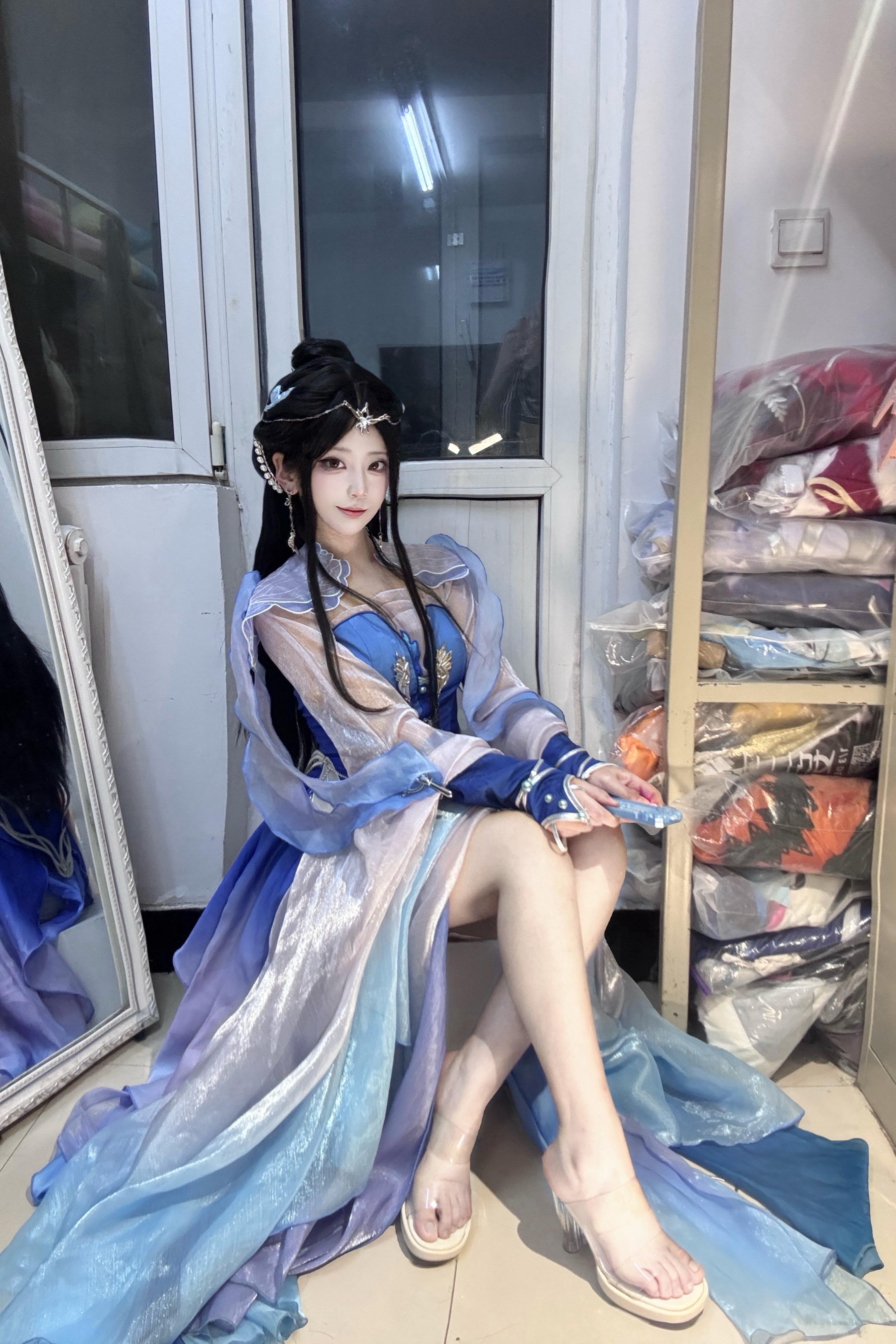 爱着你，像心跳，难触摸。