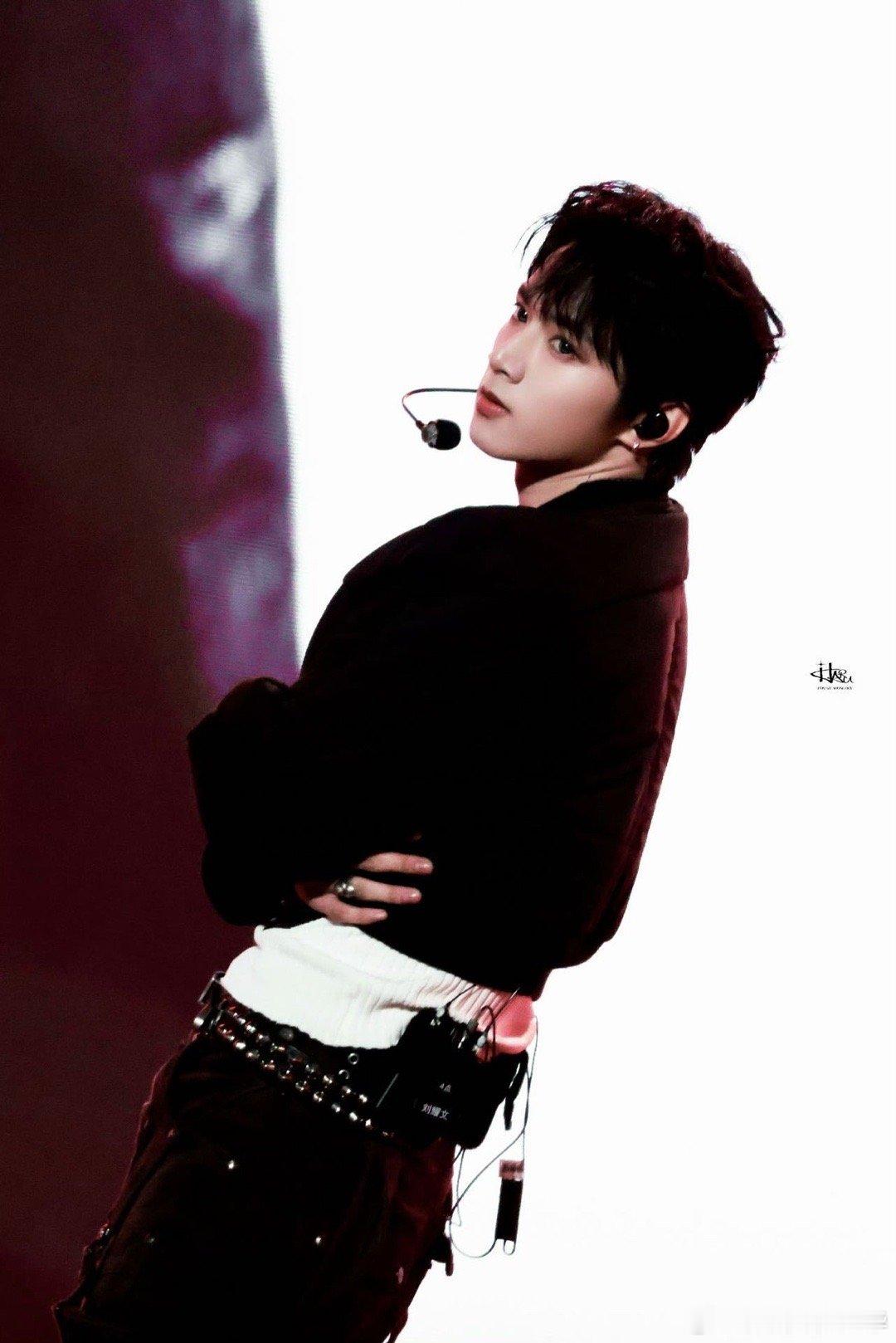 时代少年团老式小孩 春晚后台为不能带走咕卡诧异，出外务见啥想揣回家，这种老派实在