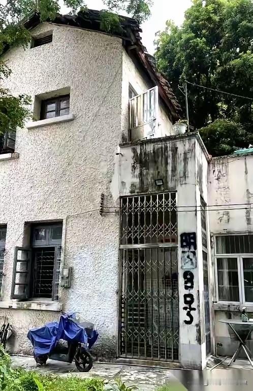 广州东山口那栋百年洋楼前的闹剧，看得人血压都上来了。
 
培正路上的红砖洋楼，墙