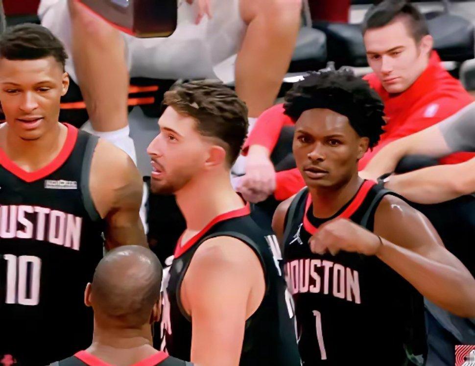 火箭大获全胜的一场比赛，把之前的给补回来了。今天火箭是主场迎战开拓者，不仅要赢，