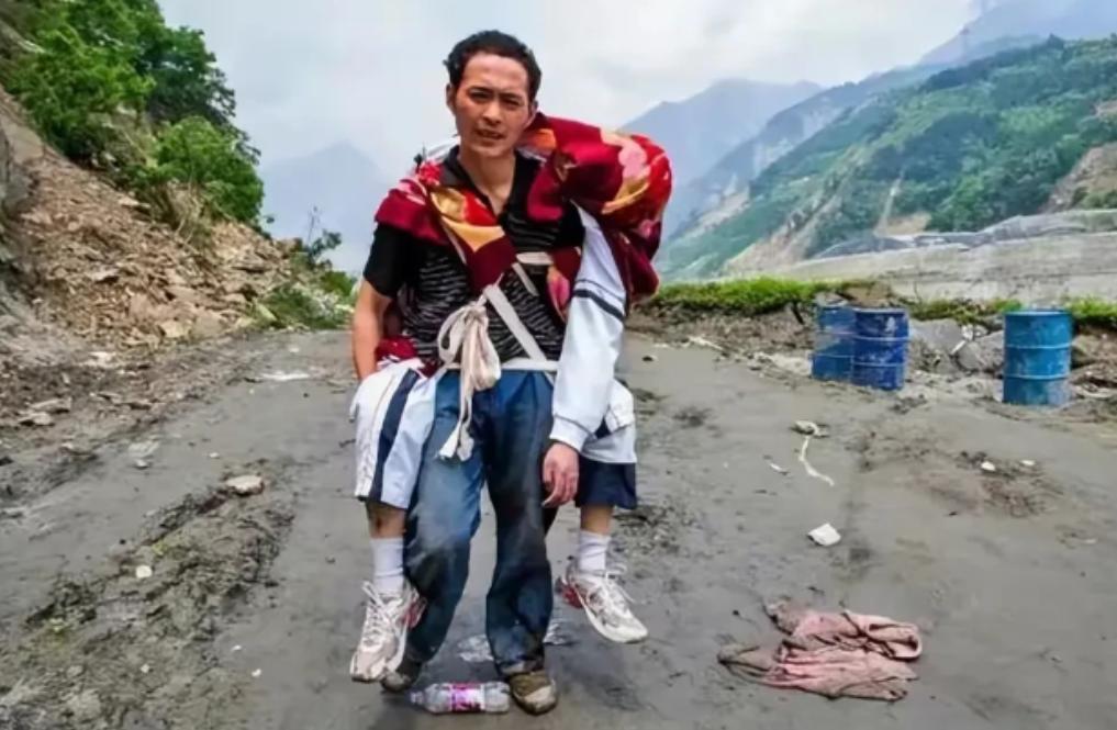 2008年汶川地震中，一位父亲背着高大的儿子，徒步25公里回家。路上有医生想帮忙
