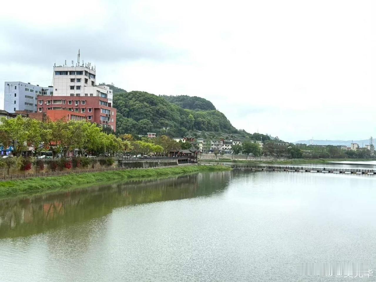 行走在路上，乐山五通桥。
漫步菩提山公园，满眼绿意，空气清新，站在观景台俯瞰全城