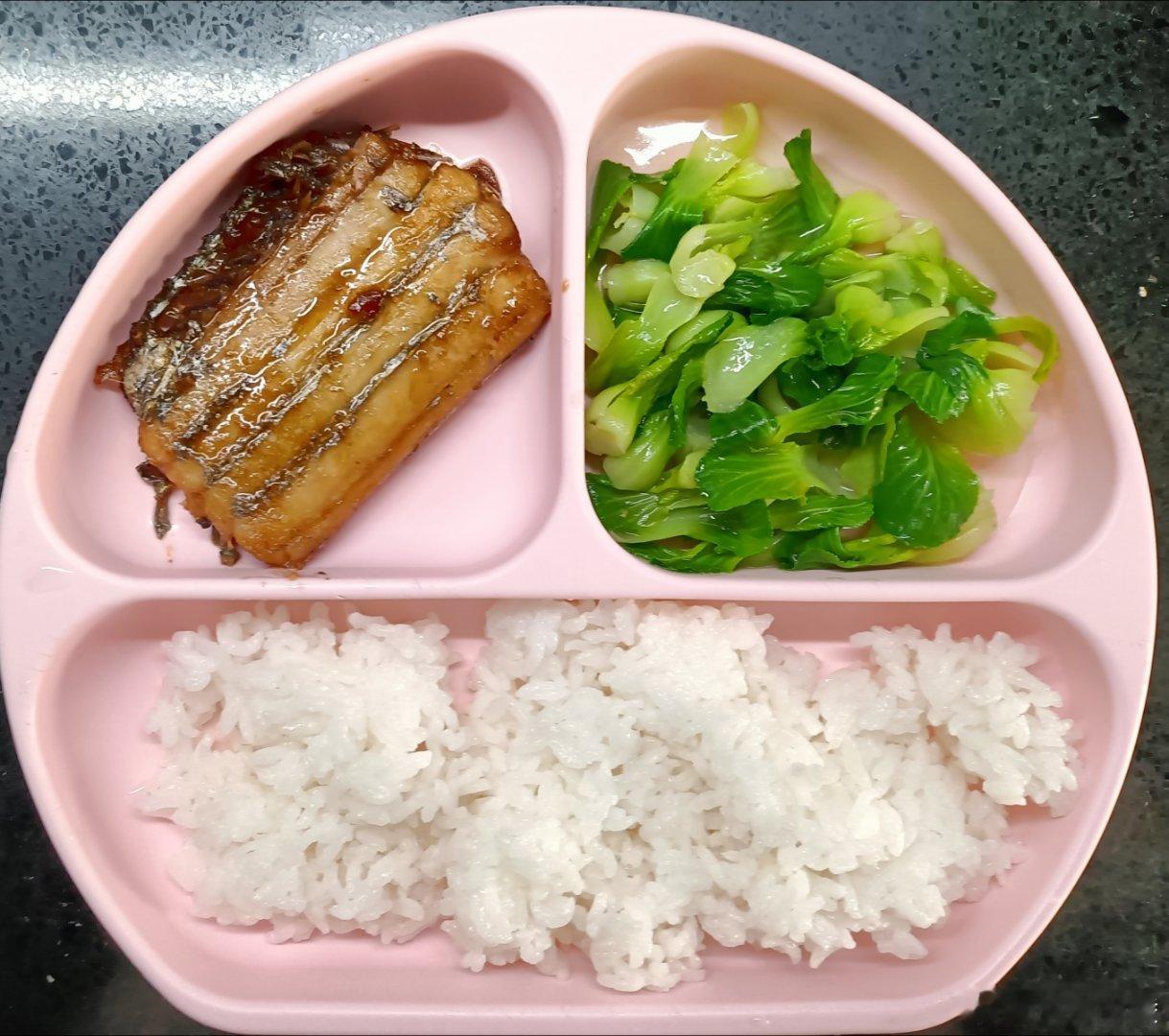 #糖糖的饭饭##科学育儿营养护航# 昨天午餐：米饭，烧带鱼，焯拌油菜心；晚餐：胡