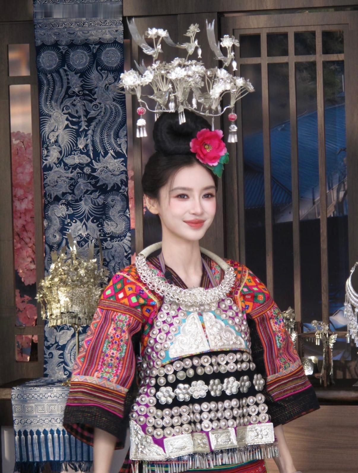 Angelababy羌族服饰路透我姐姐一如即往的美丽呀 又解锁一套民族服饰 姐宝