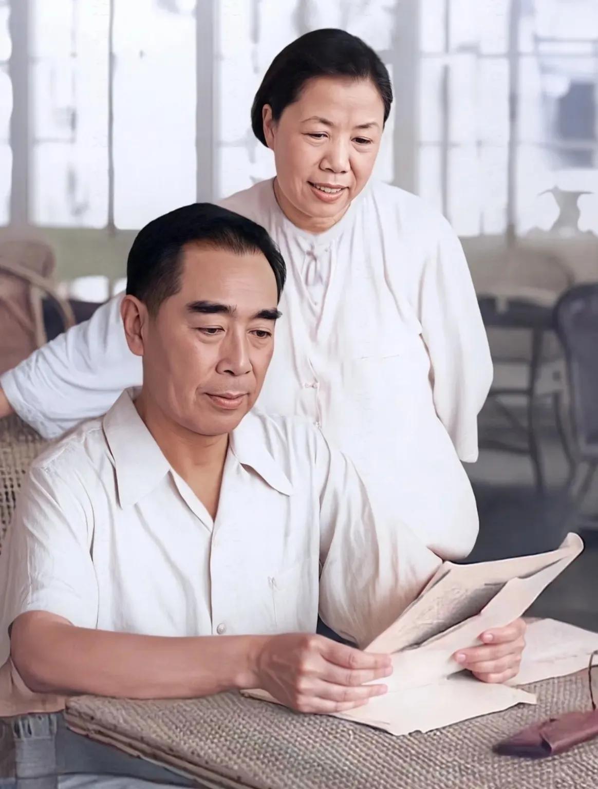 这是周总理和妻子邓颖超低头看书时的温馨合影，都看看吧，岁月静好，现世安稳。

人