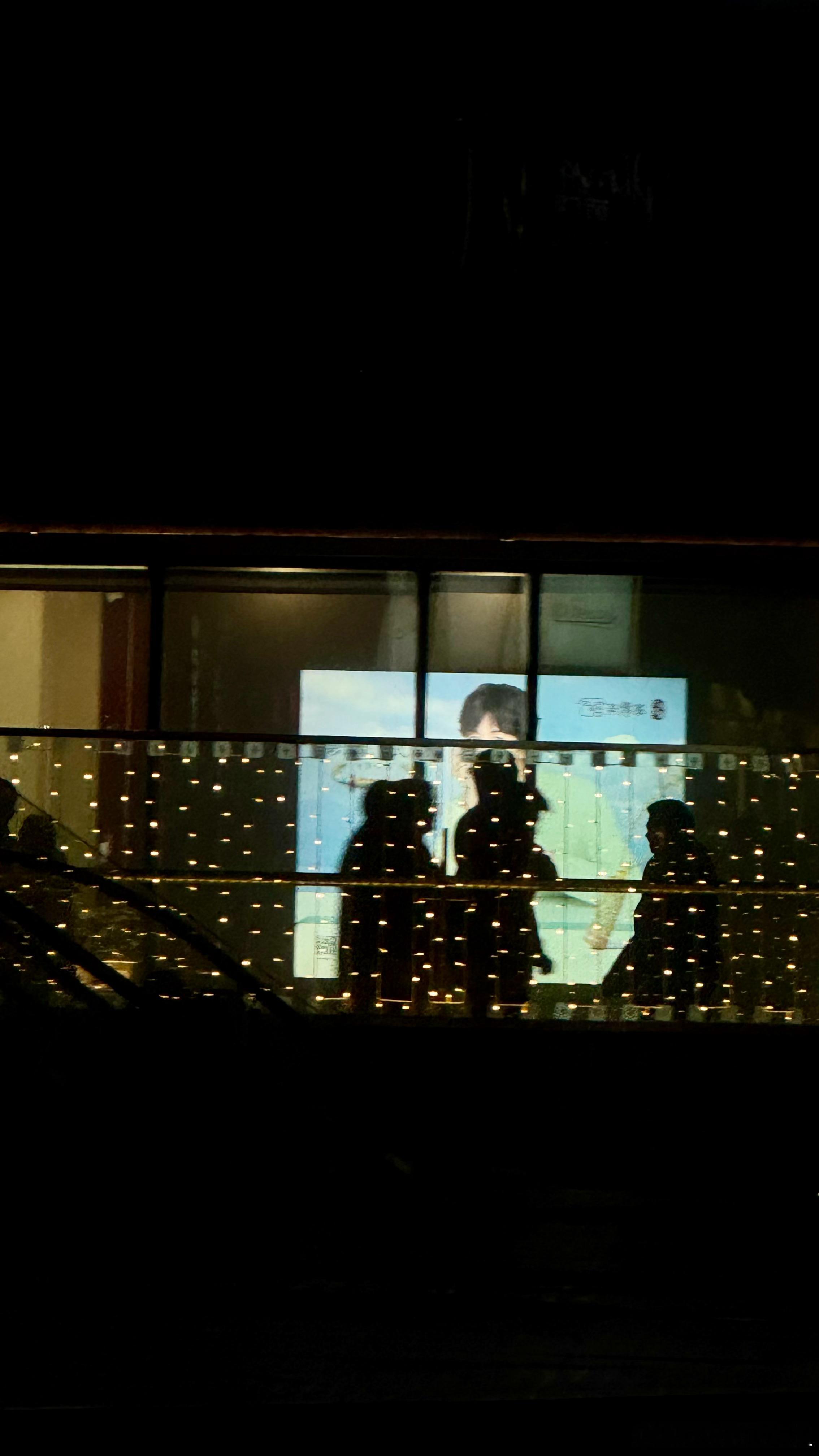 每到一地，必找成毅。也算是真爱了吧。明天再去看看这家六福有没有换新的代言人KV。