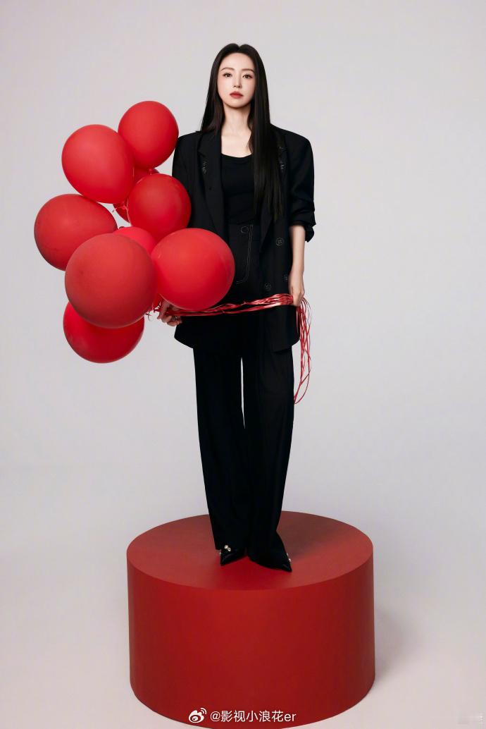 董璇红气球生日写真董璇晒46岁生日照   红气球营造浪漫感，46 岁的她淡妆更显