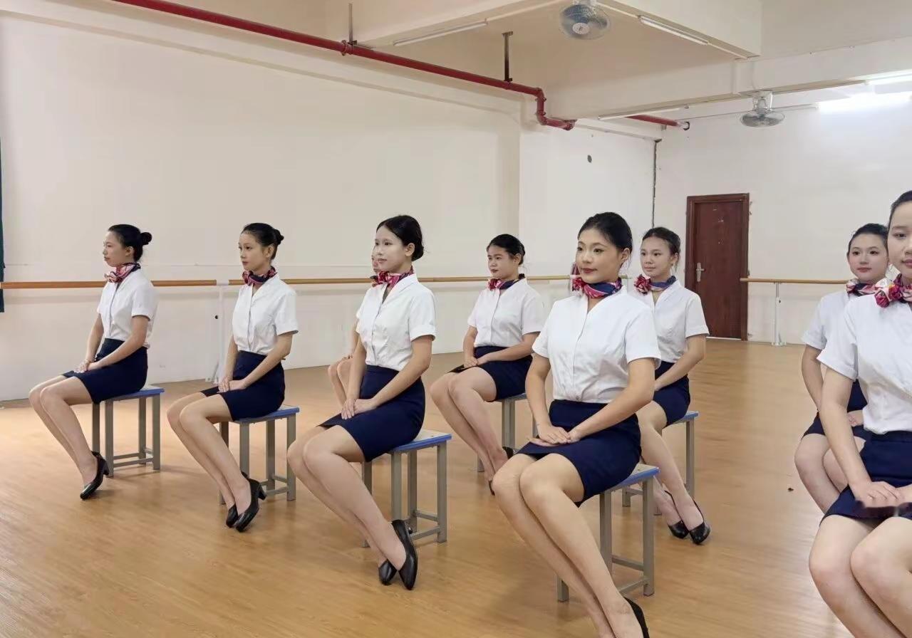 校企双师授课！蓝天航空专业沉浸式实训太硬核双师协同共建实训课堂，校内老师 + 航
