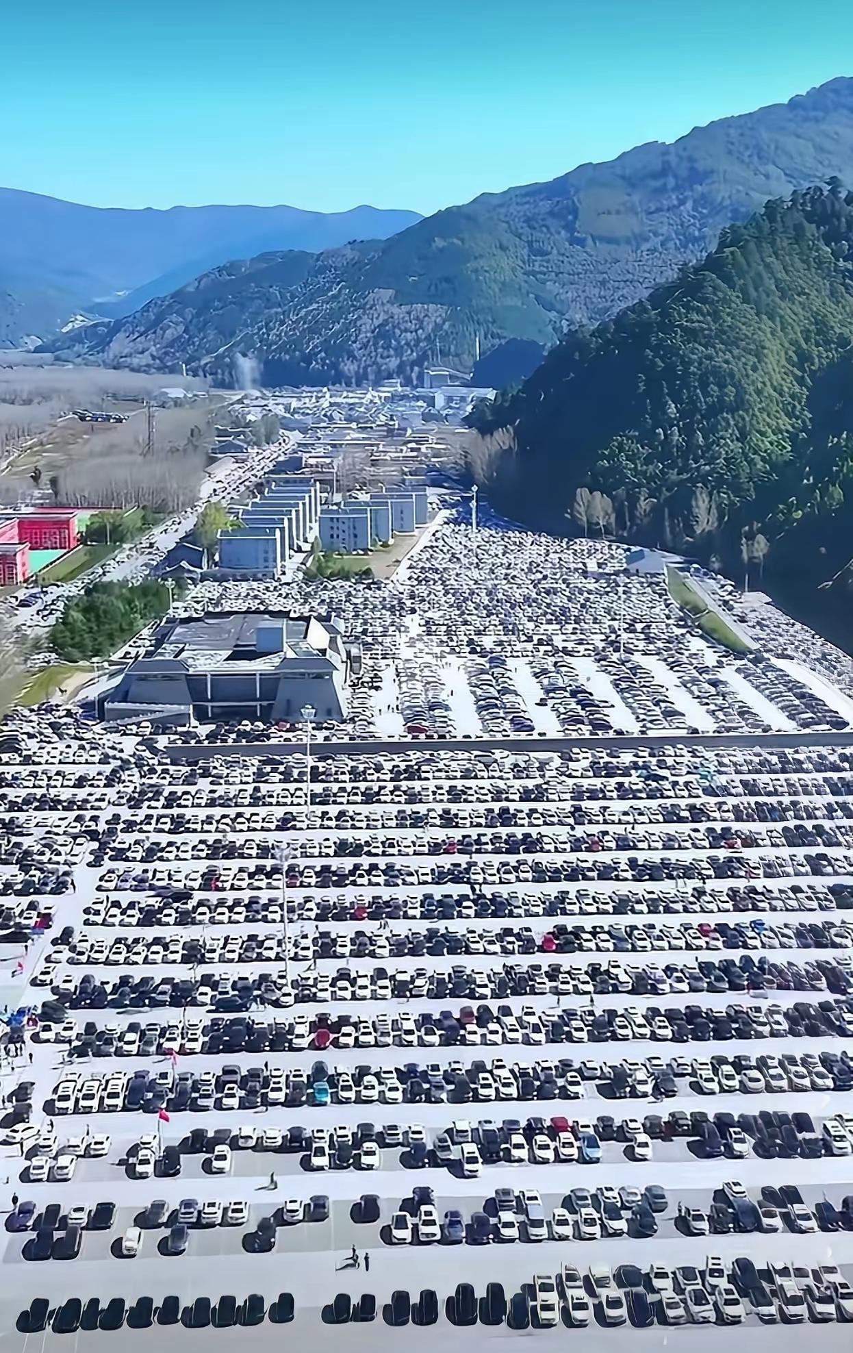 国庆期间五台山车马盈门，
据说去那里祈祷
对小孩升学很灵验。