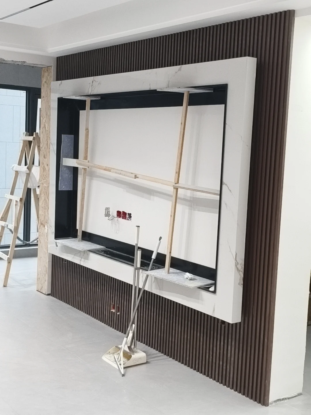 悬浮电视背景墙马上完工