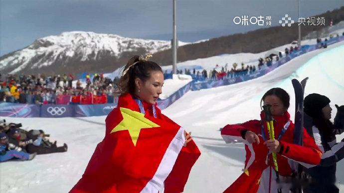 谷爱凌披上五星红旗谷爱凌身披五星红旗，笑容灿烂，自信闪耀，这就是最美的画面。谷爱