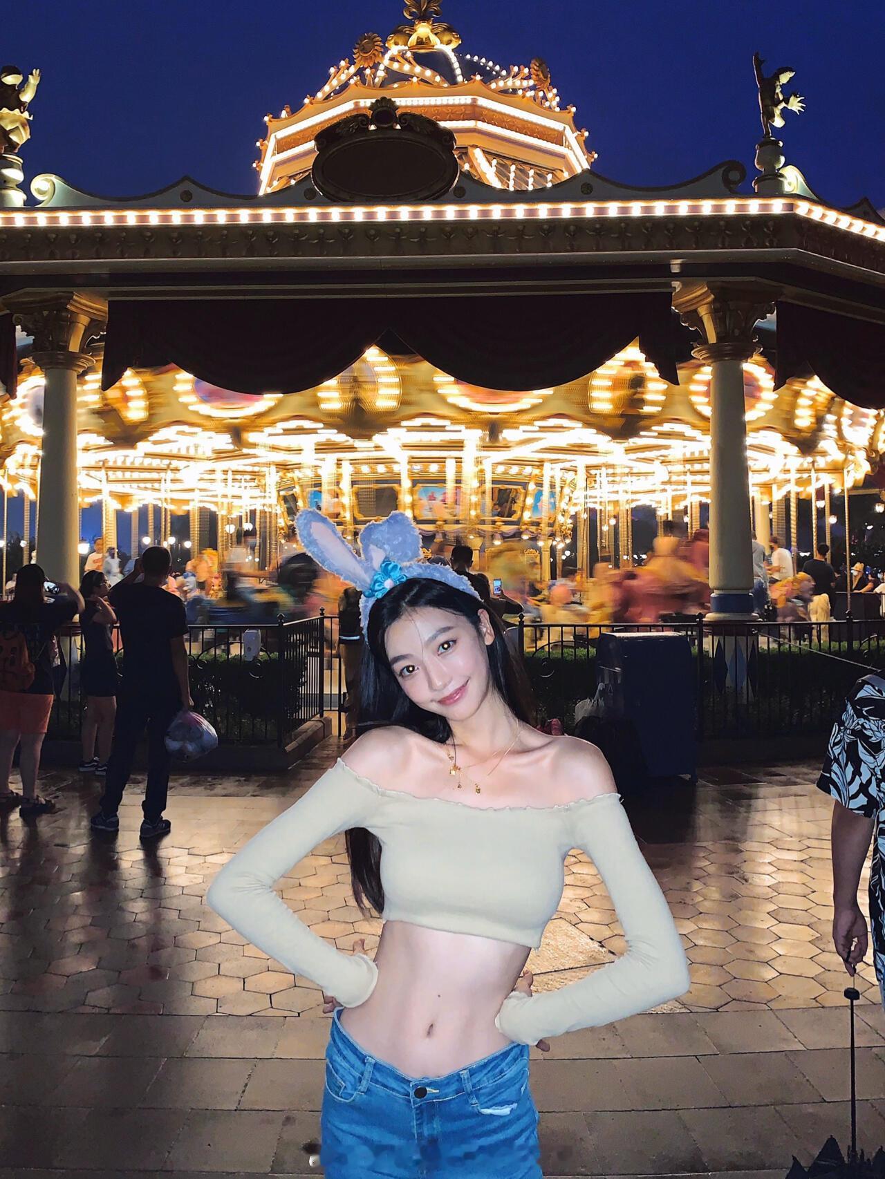 易梦玲早期迪士尼旧照在逃星黛露 🐰 ​​​