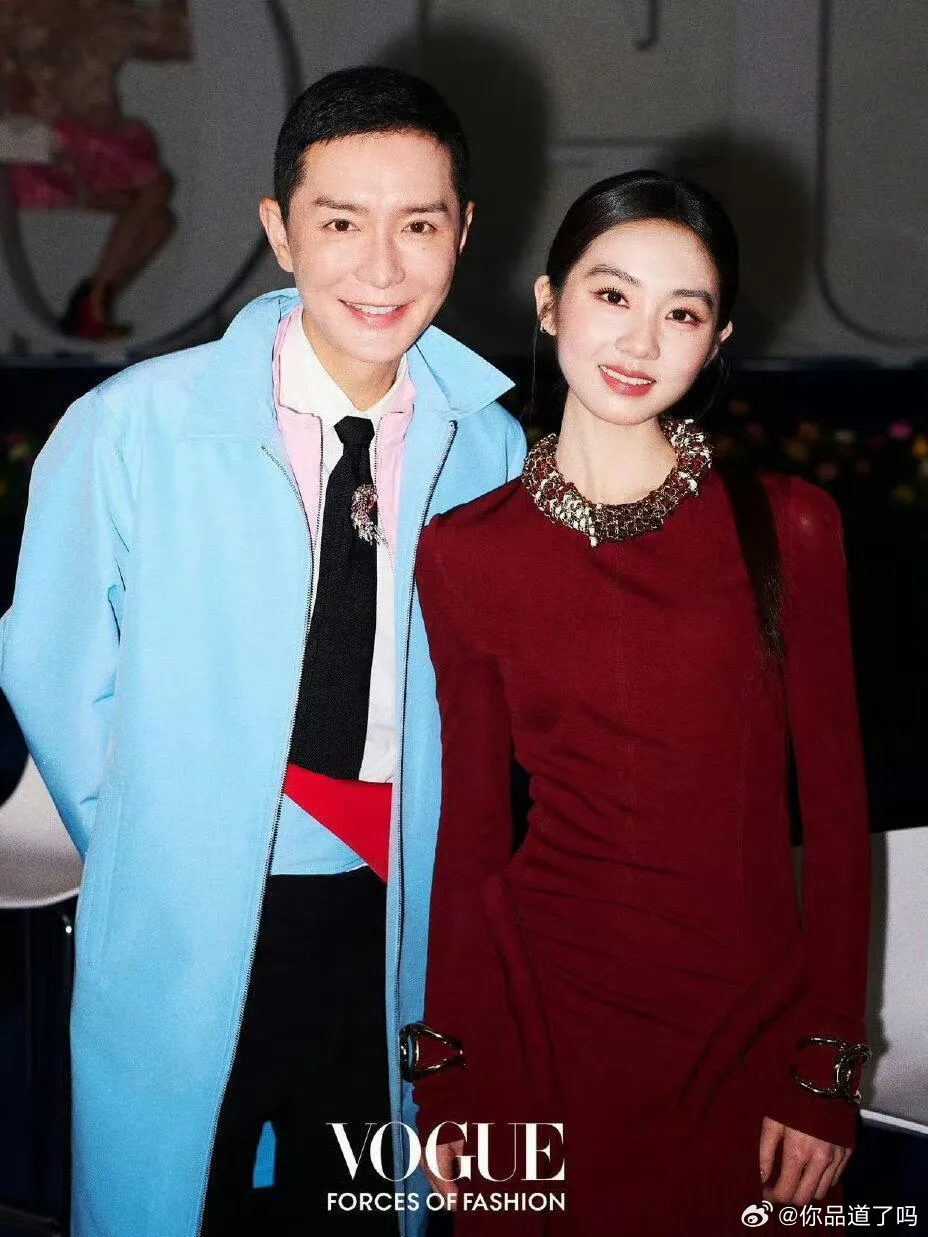 黄多多和VOGUE杂志主编刘冲合影，多多落落大方，毫不怯场！有一说一，这孩子一出