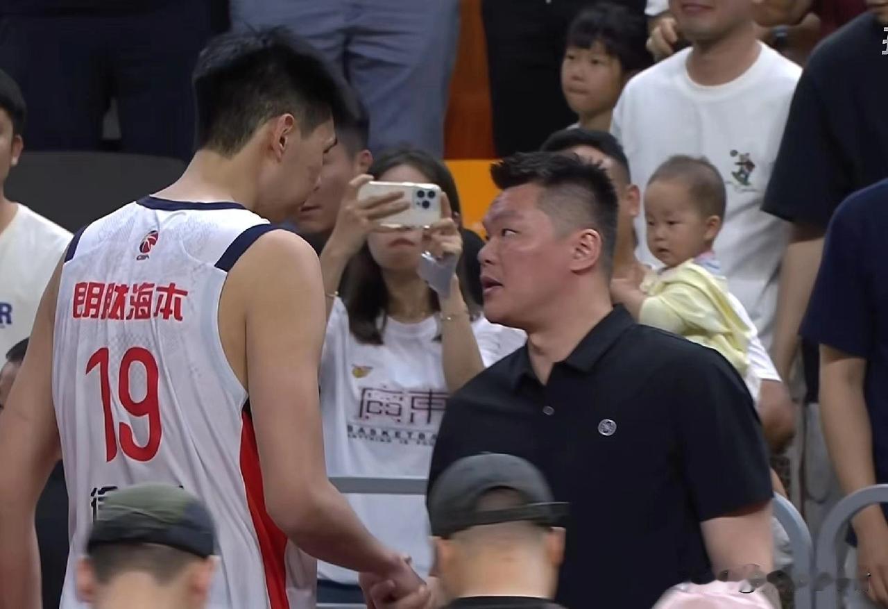 广州男篮希望渺茫！
在客场1:0领先的情况下，广州男篮今晚在自家主场21分输给对