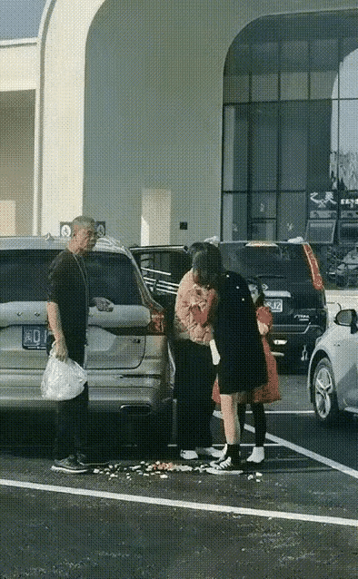 这一家子乱扔垃圾，满地都是残渣。爷爷是这鸟样，奶奶是这鸟样，妈妈也是这鸟样，那么