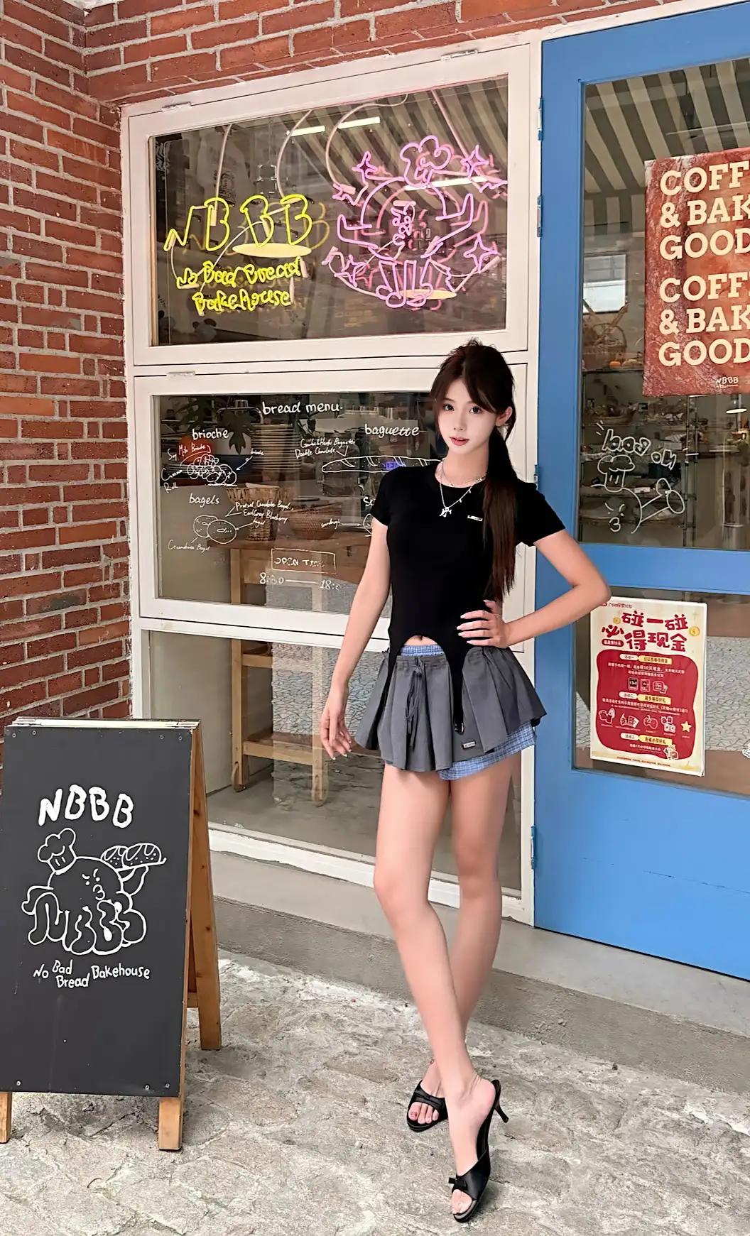 碎花包臀裙,娇艳吗? 蛮妖艳的啊！
这不是已婚女人的标配吗？